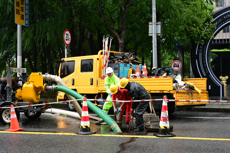 【图集】台风“白海豚”今晨致上海39处道路积水，正开展抢排清理