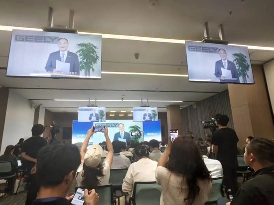 李书福，辞任！安聪慧	，接任！