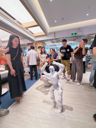 尚品宅配与上纬新材启元机器人成立合资公司	，全球首个“机器人友好家”实景店态同步落地