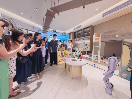 尚品宅配与上纬新材启元机器人成立合资公司	，全球首个“机器人友好家”实景店态同步落地