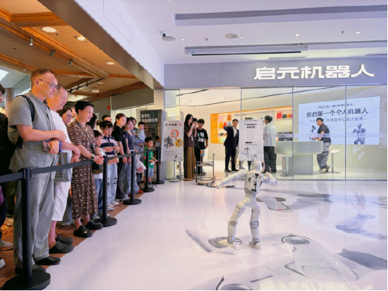 尚品宅配与上纬新材启元机器人成立合资公司，全球首个“机器人友好家	”实景店态同步落地