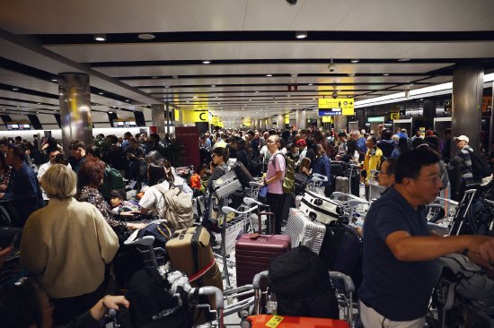 英国航空交通“大瘫痪”余波未平 政府排除网络攻击可能