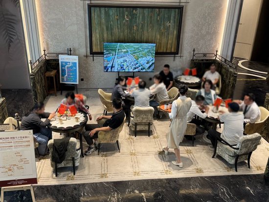 实探｜国庆假期上海楼市热度不减：新房售楼处“9点不到就有客户来了”	，二手房议价空间持续收窄