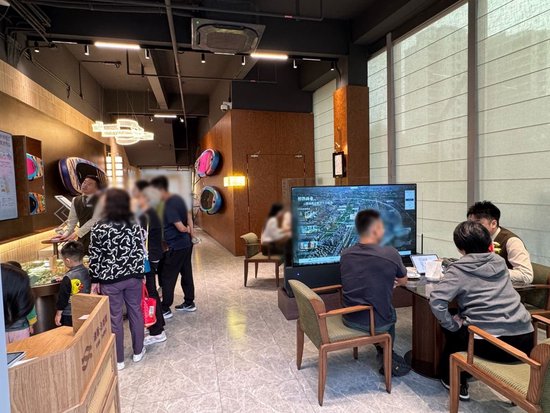 实探｜国庆假期上海楼市热度不减：新房售楼处“9点不到就有客户来了	”，二手房议价空间持续收窄