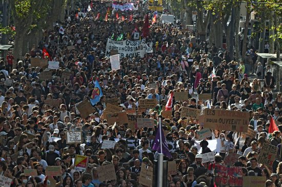 法国逾25万人参加学生抗议活动 内政部长称激烈程度“前所未有”